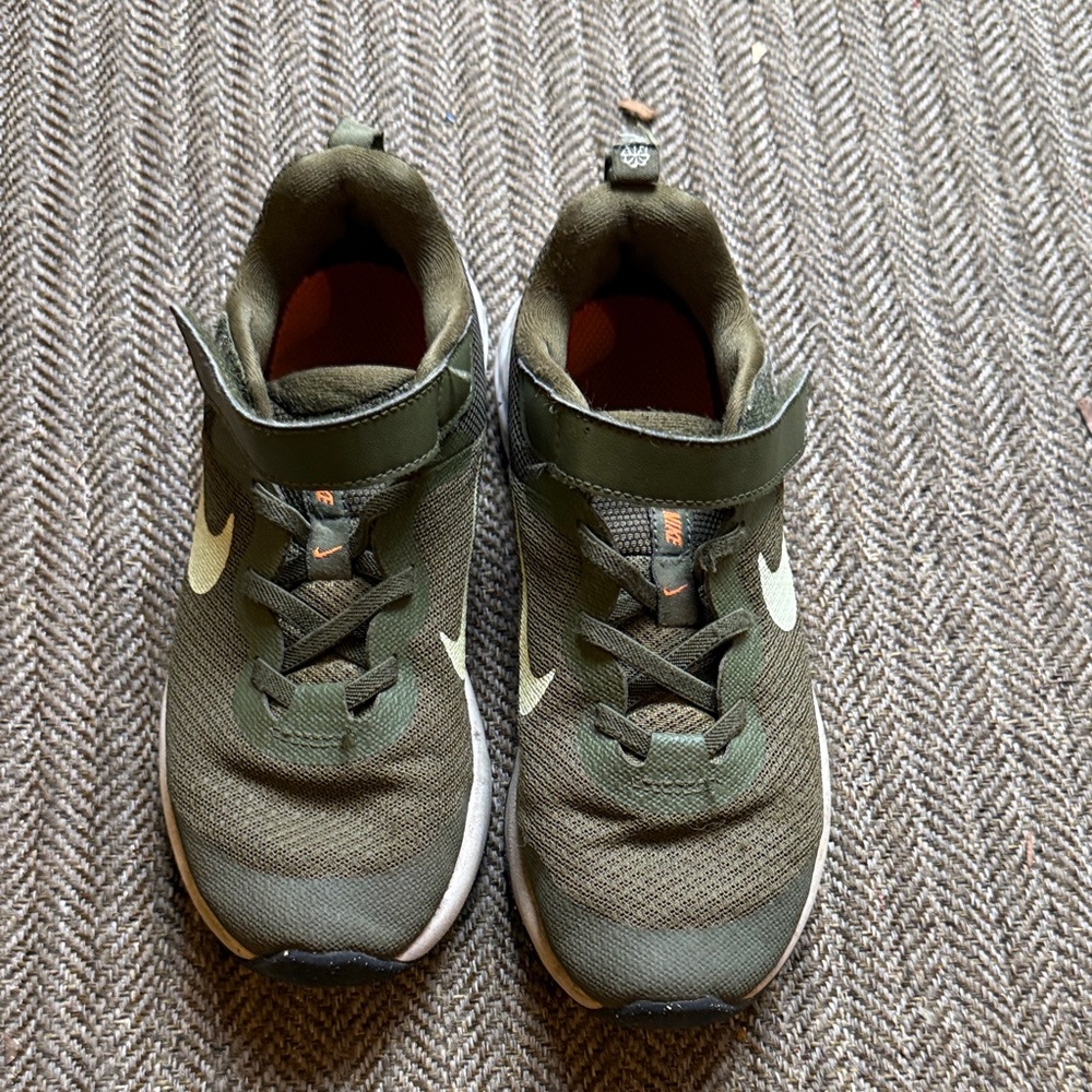 Nike Kids Olive Green and White Lightweight Sneaker size 2
